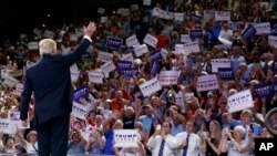 Kandidat presiden AS dari Partai Republik, Donald Trump, melambaikan tangan pada para pendukung dalam kampanye di University of North Carolina Wilmington, di Wilmington, North Carolina (9/8). (AP/Evan Vucci)