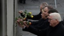Predsednici Nemačke, Mađarske, Poljske, Slovačke i Češke, Frank-Valter Štajnmajer, Janoš Ader, Andžej Duda, Zuzana Kaputova i Miloš Zeman stavljaju cveće u pukotine Berlinskog zida, 9. novembra 2019.
