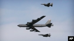 지난 1월 미 공군 소속 B-52 폭격기(가운데)가 한국 오산 공군기지 상공을 비행하고 있다.