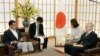 Menteri Luar Negeri Jepang Taro Kono (kiri), bersama Duta Besar Korea Selatan Nam Gwan-pyo (paling kanan) di kantor Kemenlu Jepang di Tokyo, Jumat (19/7). 