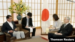 Menteri Luar Negeri Jepang Taro Kono (kiri), bersama Duta Besar Korea Selatan Nam Gwan-pyo (paling kanan) di kantor Kemenlu Jepang di Tokyo, Jumat (19/7). 