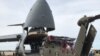 Tentara Amerika bersiap memindahkan helikopter Blackhawk ke Galaxy Super C-5M, 11 September 2017. Helikopter tersebut merupakan satu dari 35 pesawat yang direlokasi untuk mendukung usaha bantuan bagi para korban Badai Irma. (Foto: dok).