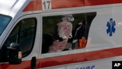 Ariva - Članovi tima hitne medicinske pomoći, ispred Klinike za infektivne bolesti u Beogradu, 16. marta 2020. (AP Photo/Darko Vojinovic)