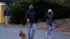 Presiden AS Joe Biden dan Ibu Negara Jill Biden mengajak anjingnya yang bernama Commander untuk berjalan-jalan di Pantai Rehoboth, Delaware, AS, Selasa, 28 Desember 2021. (Foto: AP/Patrick Semansky)