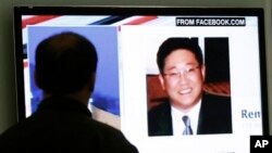 한국 서울에서 한 시민이 북한에 억류된 미국인 케네스 배 관련 보도를 지켜보고 있다.