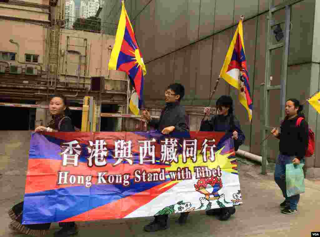 數名香港與西藏同行成員身穿黑衣,由中聯辦遊行到銅鑼灣,以示支持藏人爭取自治