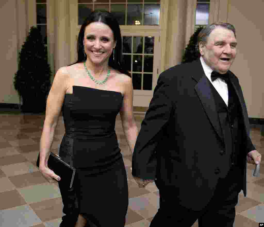 Aktris Julia Louis-Dreyfus tiba untuk menghadiri makan malam kenegaraan untuk menyambut Presiden Perancis François Hollande, bersama ayahnya William Louis-Dreyfus di Gedung Putih, 11 Februari 2014.