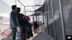Imigran ilegal ari Meksiko menunggu di area tunggu di El Paso, Texas, 1 Mei 2008. 