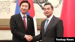 윤병세 한국 외교부 장관(왼쪽)과 왕이 중국 외교부장이 지난 4월 베이징 댜오위타이 국빈관에서 회담에 앞서 악수를 나누고 있다. 