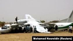 Pesawat penumpang Antonov duduk di landasan setelah jatuh ketika dibatalkan lepas landas di ibu kota Sudan, Khartoum, 2 Juni 2005. Lima orang tewas, kata seorang pejabat penerbangan sipil Sudan. (Foto: REUTERS/Mohamed Noureldin)