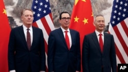 로버트 라이트하이저 미 무역대표부(USTR) 대표(왼쪽부터), 스티븐 므누신 미 재무장관, 류허 중국 부총리가 지난 1일 베이징 댜오위타오 국빈관에서 기념촬영을 하고 있다.