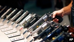 Sejumlah pistol terlihat di gambar. Lembaga think-tank di Swedia mengatakan pengiriman senjata ke Eropa melonjak di tengah memburuknya hubungan dengan Rusia dalam periode 2016-2021. (Foto: AP)