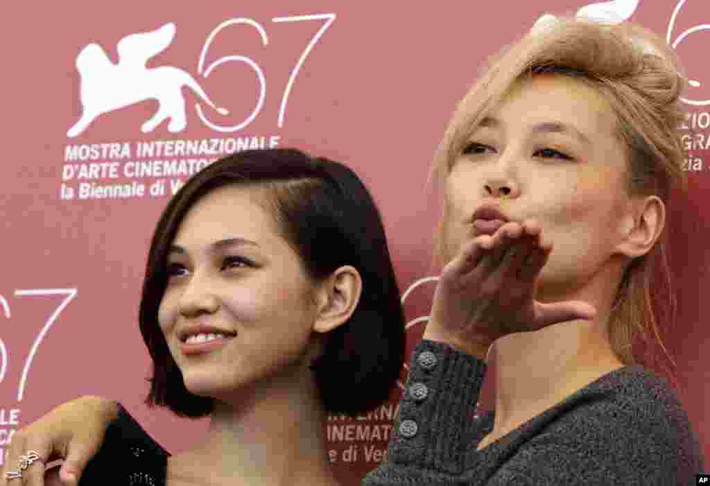 日本演员水原希子(左)和菊地凜子在意大利威尼斯电影节为电影《挪威森林》而摆拍亮相(2010年9月2日)。2013年,水原希子的日本朋友在Instagram上转载艾未未对着天安门竖中指的图片,水原希子点赞,触发中国大陸网民抗议。她道歉,强调自己只是欣赏艾未未,无意冒犯中国。2016年,水原希子出演赵薇执导的电影《没有别的爱》。水原希子在微博贴出与赵薇的合影。她与赵薇、演员戴立忍成为部分网民的众矢之的。水原希子道歉,表示当时不了解情况而给友人点赞,也在一小时内取消了点赞。
