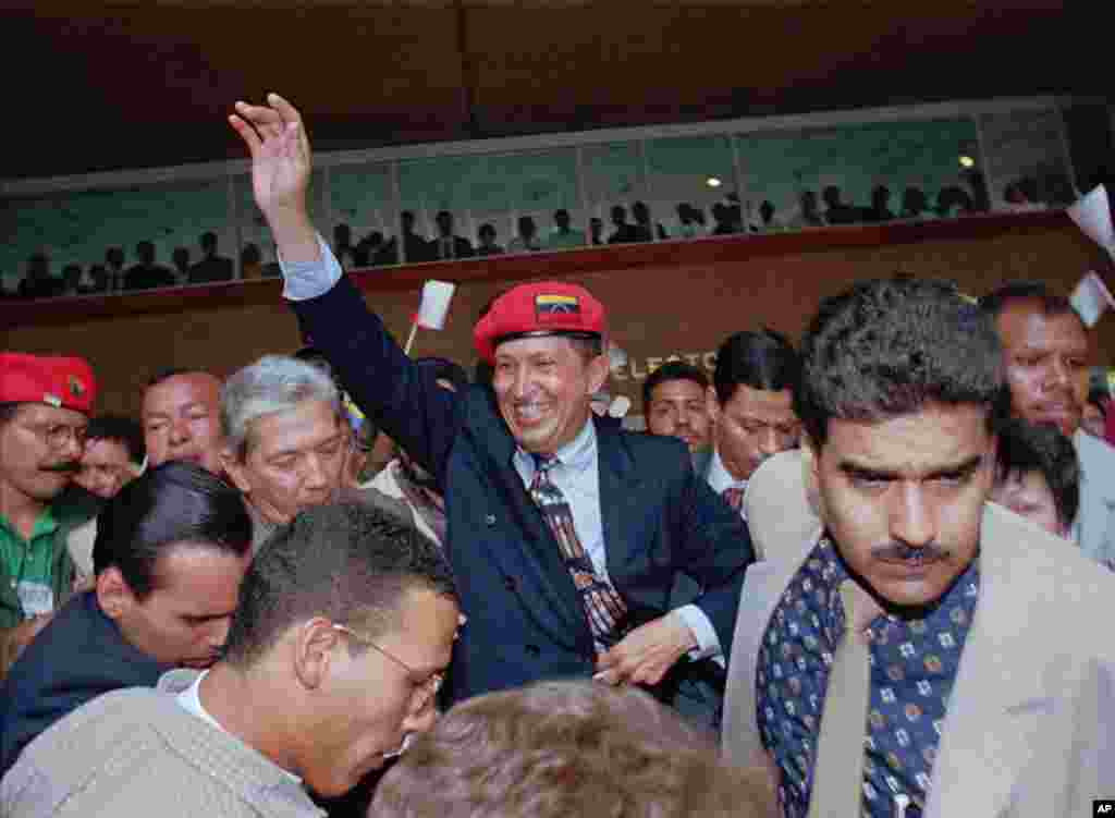 1997年7月29日，查韦斯在加拉加斯的商业区宣布参加总统竞选，向民众挥手。