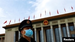 Petugas paramiliter China berjaga di luar bangunan Great Hall of the People di Beijing, China, pada 13 Maret 2023. (Foto: Reuters/Florence Lo)