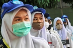 Sejumlah siswa terlihat mengenakan masker pelindung wajah setelah pemerintah Indonesia membuka kembali sekolah di tengah wabah penyakit virus corona di Bekasi, 13 Juli 2020. (Foto: Antara/Fakhri Hermansyah/via Reuters)