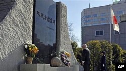 盖茨在日本防务省向纪念碑献花圈