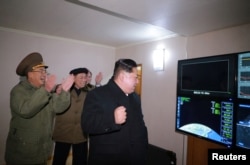 북한 김정은 국위원장이 지난달 29일 실시한 신형 대륙간탄도미사일 '화성-15형' 시험발사를 지켜보는 모습을 관영 조선중앙통신이 공개했다.