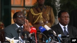 Zimbabwean President Robert Mugabe, left, and Defense Minister Emmerson Mnangagwa, at State House press conference, Harare, July, 30, 2013.