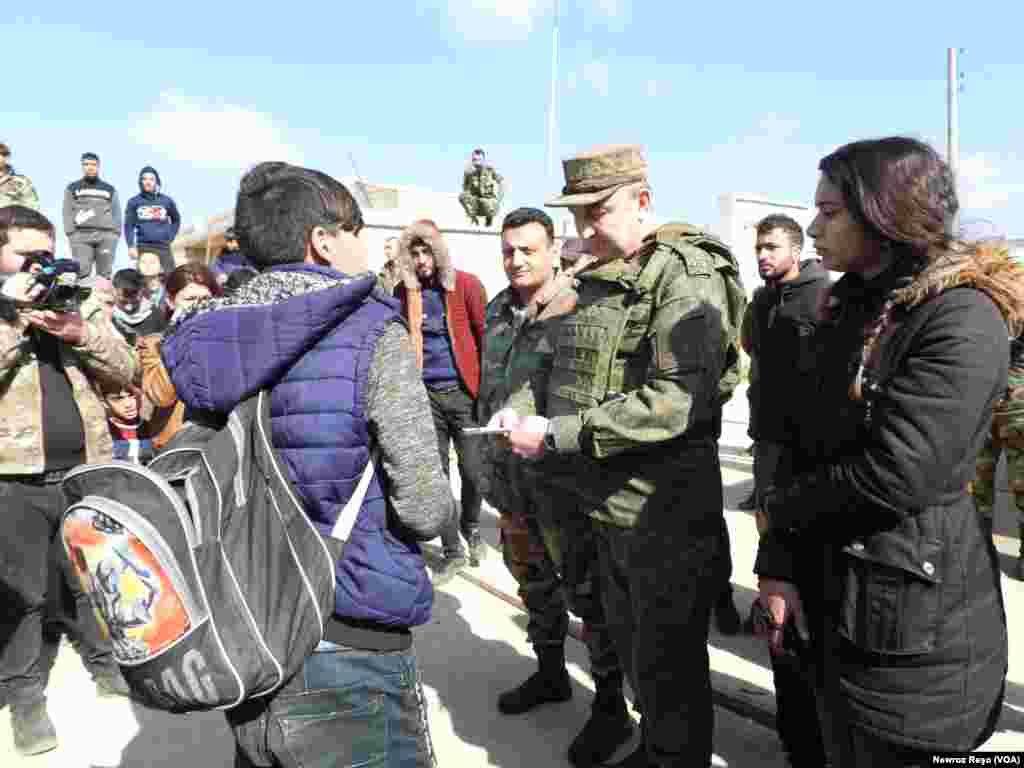 Xwepêşandan Zarokên Efrînê li Hember Navenda Rûsî
