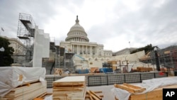 Persiapan panggung upacara pelantikan Presiden AS terpilih Donald Trump di tangga depan Capitol di Washington (8/12). (AP/Pablo Martinez Monsivais)