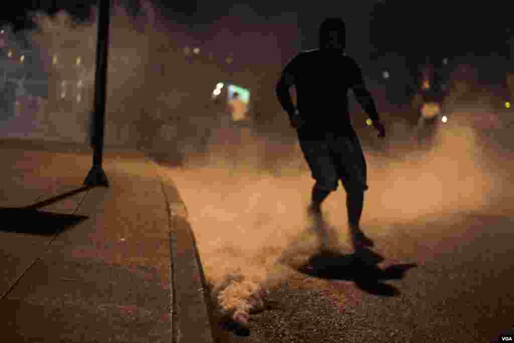 In addition to tear gas, water cannons and rubber bullets were also used against protesters in Beirut, Lebanon, Aug. 22, 2015. (J. Owens/VOA)