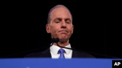 ARSIP – Foto CEO Boeing, Dennis Muilenberg berbicara dalam konferensi pers di Field Museum, Chicago, 29 April 2019 (foto: AP Photo/Jim Young, arsip)