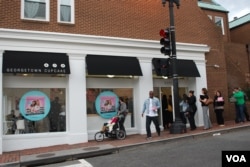 Para pengunjung rela antri hingga satu jam untuk mencicipi hidangan manis kreasi Georgetown Cupcake.