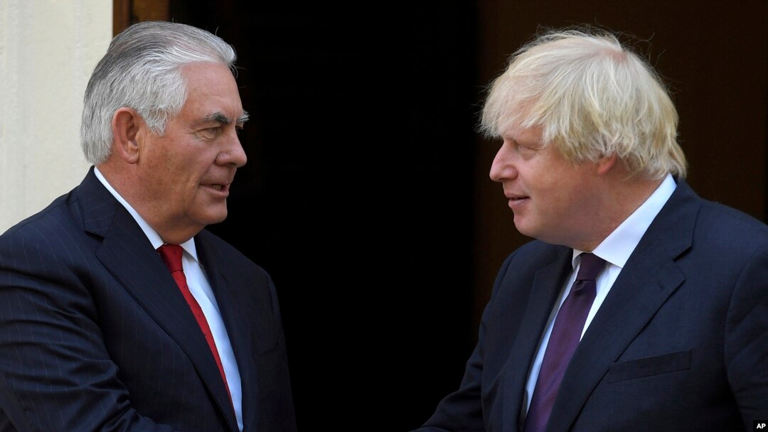 အမေရိကန် နိုင်ငံခြားရေးဝန်ကြီး Rex Tillerson နဲ့ ဗြိတိန်နိုင်ငံခြားရေးဝန်ကြီး Boris Johnson တို့တွေ့ဆုံစဉ်။ (မေ ၂၆-၂၀၁၇)