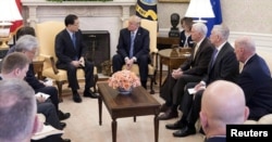 한국 대북특사로 김정은 북한 국무위원장을 면담한 정의용 한국 청와대 국가안보실장이 8일 백악관에서 도널드 트럼프 대통령과 마이크 펜스 부통령, 짐 매티스 국방장관 등 미국 정부 고위 관계자들에게 방북 결과를 브리핑하고 있다.