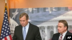 资料照：美国国会及行政当局中国委员会主席默克利联邦参议员(Jeff Merkley)以及(右)史密斯联邦众议员(Chris Smith)。