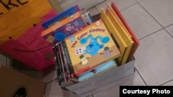 Buku-buku yang dikumpulkan melalui proyek "Buku Terbang" di AS (dok: Buku Terbang)