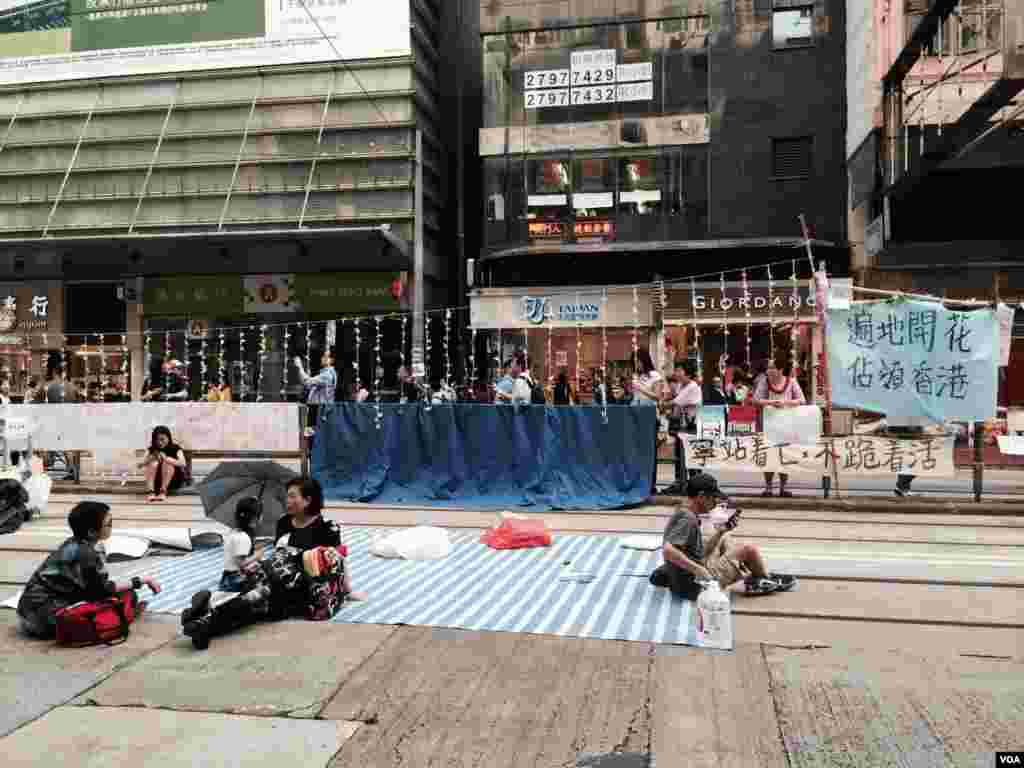 銅鑼灣是目前佔中運動3個佔領區留守人數最少。(美國之音湯惠芸攝)