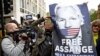 Para pengunjuk rasa melakukan aksi protes di luar Pengadilan Negeri Westminster di London, lokasi pendiri WikiLeaks, Julian Assange, diadili, 2 Mei 2019. 