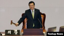 지난 3월 한국 국회 본회의에서 정의화 의장이 북한인권법 제정안 통과를 알리고 있다. (자료사진)