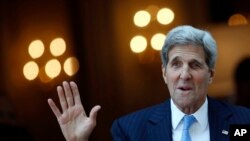 Menteri Luar Negeri AS John Kerry berbicara pada wartawan ketika meninggalkan hotel menuju Misa di Katedral St. Stephen di Vienna, Austria, 12 Juli 2015.