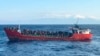 Sebuah kapal dengan para migran di dekat pulau selatan Kreta, Yunani, pada Jumat, 29 Oktober 2021. (Foto: via AP)