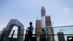资料照：北京的中央电视台（CCTV）总部和旁边一座在建大楼。