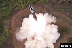 Peluncuran uji coba rudal balistik antarbenua (ICBM) berbahan bakar padat baru Hwasong-18. (Foto: KCNA via REUTERS)
