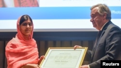 Malala Yousafzai menghadiri upacara bersama dengan Sekretaris Jenderal PBB, Antonio Guterres, setelah terpilih sebagai duta perdamaian PBB di New York, New York tanggal 10 April 2017 (foto: REUTERS/Stephanie Keith)