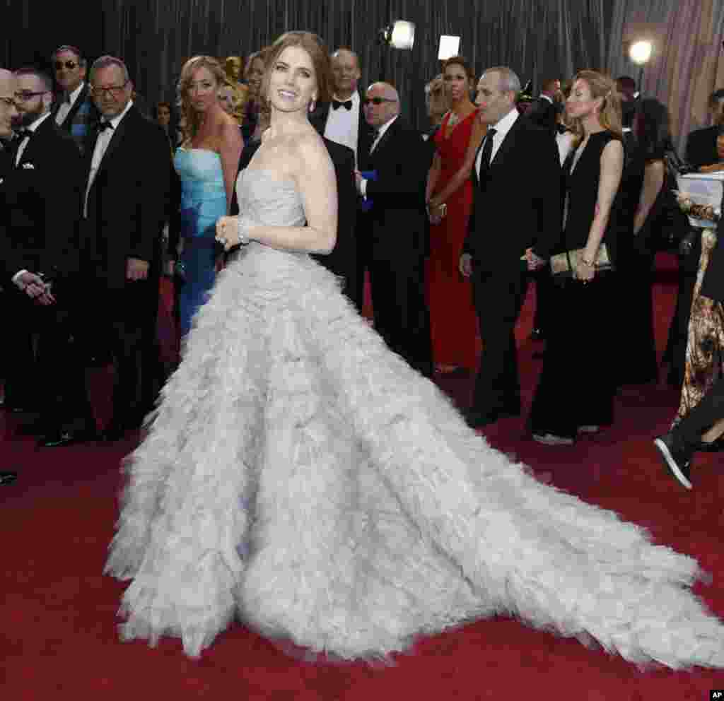 Aktris Amy Adams tiba di tempat penyelenggaraan Academy Awards ke-85 di Dolby Theatre, Los Angeles (24/2).