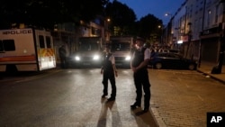 Policajci na Fontil roudu u blizini Finsberi parka, nakon što je kombi uleteo među ljude ispred džamije u Londonu, 19. juna 2017.