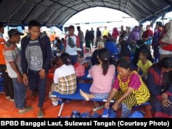 Korban yang berhasil diselamatkan dari KM Fungka Permata V yang terbakar di perairan Banggai Laut, Sulawesi Tengah, Sabtu (15/9). (Foto courtesy : BPBD Banggai Laut, Sulawesi Tengah)