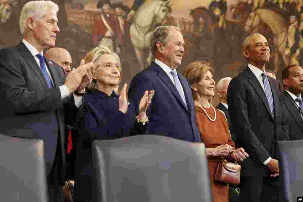 Da esquerda para a direita: o ex-Presidente Bill Clinton, a ex-secretária de Estado Hillary Clinton, o ex-Presidente George W. Bush, a ex-primeira-dama Laura Bush e o ex-Presidente Barack Obama participam na 60ª tomada de posse Presidencial na Rotunda do Capitólio dos EUA, em Washington, em janeiro.