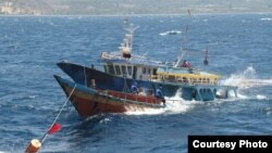 Kementerian Kelautan dan Perikanan (KKP) bersama Satgas 115 saat menenggelamkan kapal pencuri ikan di Bitung, Sulawesi Utara, Senin (20/8). (Foto: Joko Siswanto / Humas KKP)