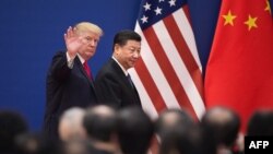 Presiden AS Donald Trump dan Presiden China Xi Jinping meninggalkan acara dengan para pengusaha di Aula Besar Rakyat di Beijing, 9 November 2017.