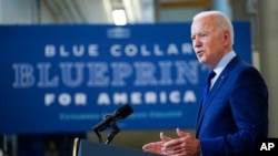 President Joe Biden memaparkan tentang ekonomi AS di Cuyahoga Community College Metropolitan Campus, di Cleveland, Kamis, 27 Mei 2021. 