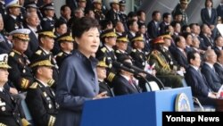 박근혜 한국 대통령이 지난 1일 계룡대에서 열린 제 68주년 국군의 날 행사에서 기념사를 하고 있다.