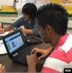 Siswa-siswa di wilayah Fairfax County, Virginia, menggunakan buku teks digital di kelas.