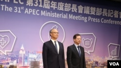 台灣行政院政務委員鄧振中（左）與台灣國家發展委員會主任委員龔明鑫（右）將代表出席APEC年度部長會議。（美國之音記者李玟儀攝）